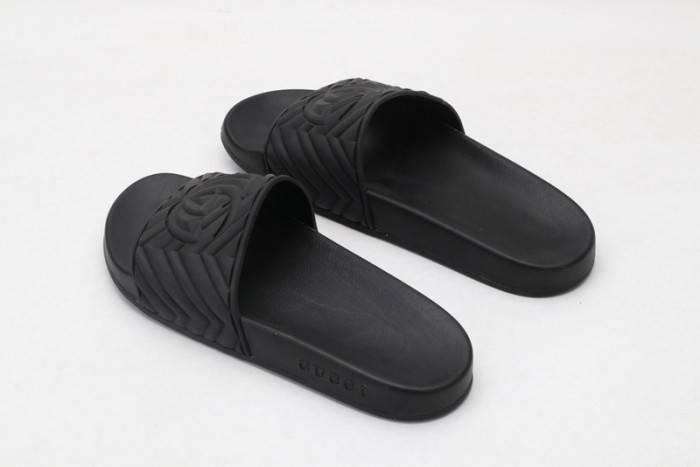 G*u*i slippers all black