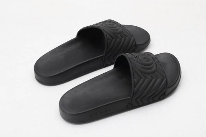 G*u*i slippers all black