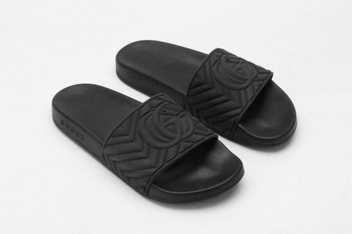 G*u*i slippers all black