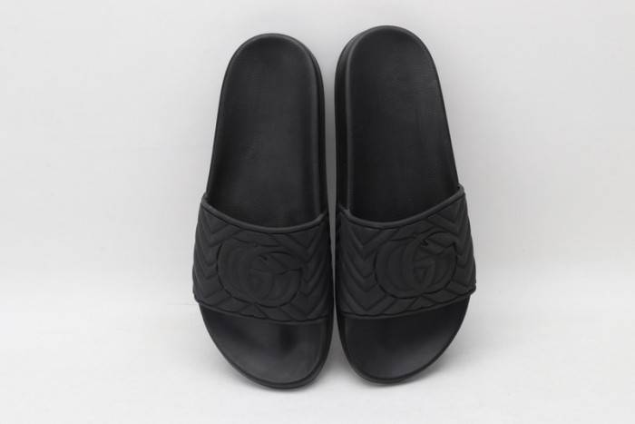 G*u*i slippers all black