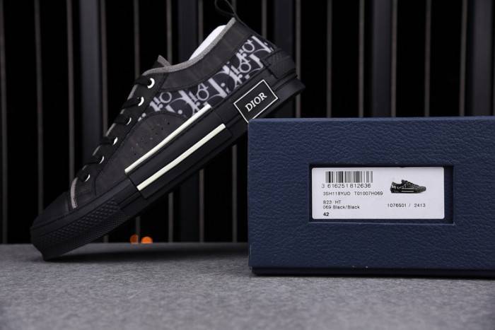 D10R B23 OBLIQUE LOW TOP SNEAKER