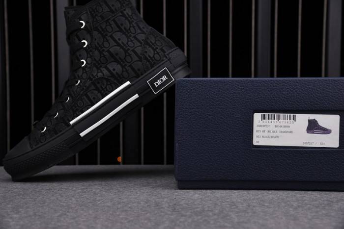 D10R B23 Oblique High Top Sneaker