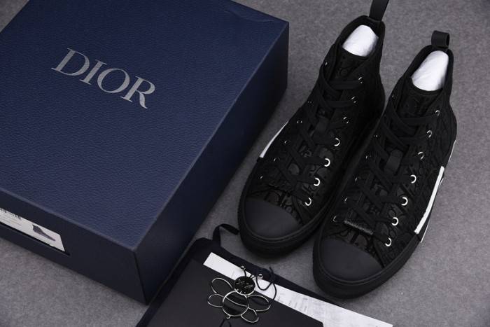 D10R B23 Oblique High Top Sneaker