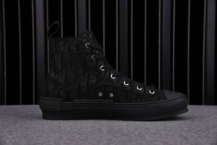 D10R B23 Oblique High Top Sneaker