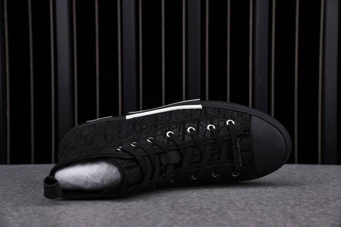 D10R B23 Oblique High Top Sneaker