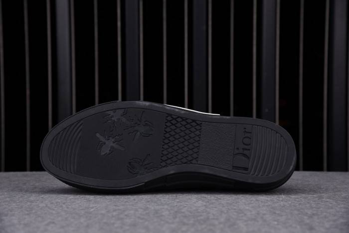 D10R B23 OBLIQUE LOW TOP SNEAKER