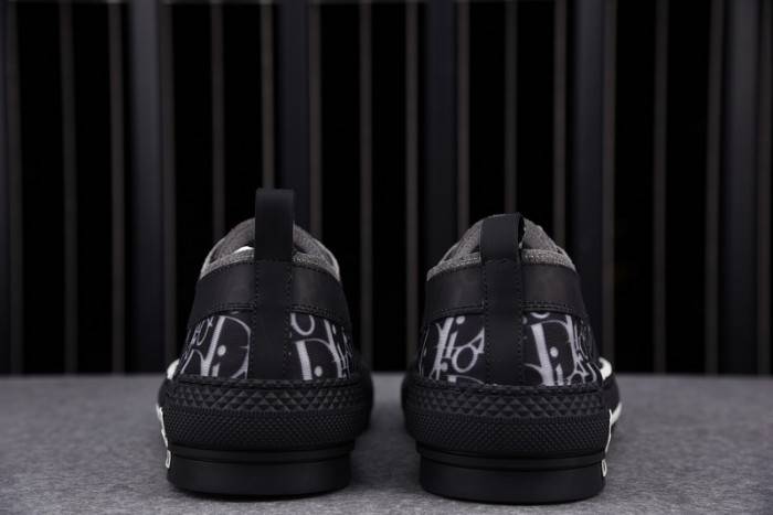 D10R B23 OBLIQUE LOW TOP SNEAKER