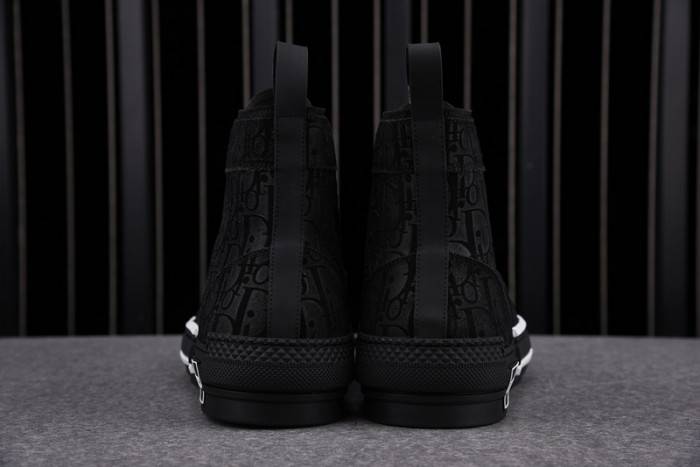D10R B23 Oblique High Top Sneaker