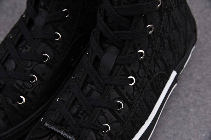 D10R B23 Oblique High Top Sneaker