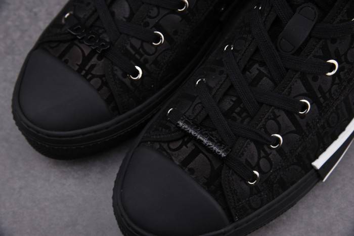 D10R B23 Oblique High Top Sneaker