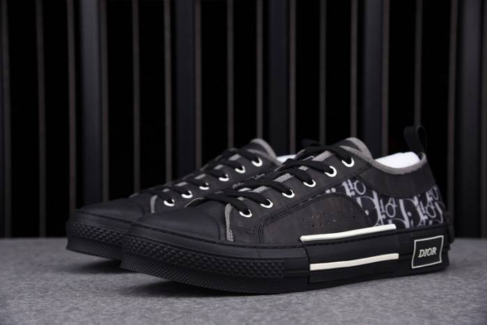 D10R B23 OBLIQUE LOW TOP SNEAKER