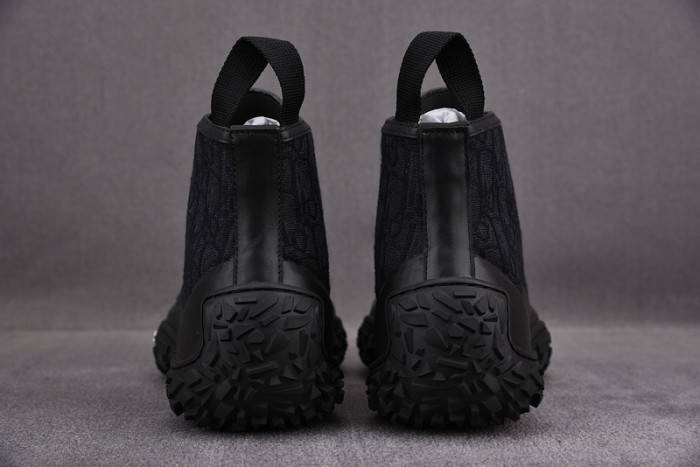 D10R B28 Oblique High Top Sneaker