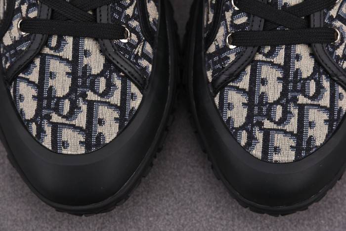 D10R B28 Oblique High Top Sneaker