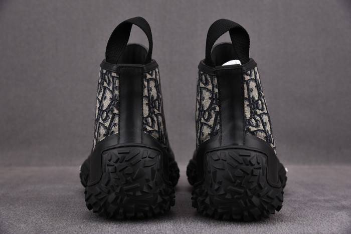 D10R B28 Oblique High Top Sneaker