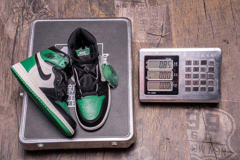 Air Jordan 1 High OG  Pine Green