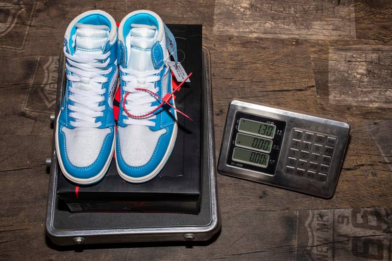 Air Jordan 1 Retro High Off-White University Blue