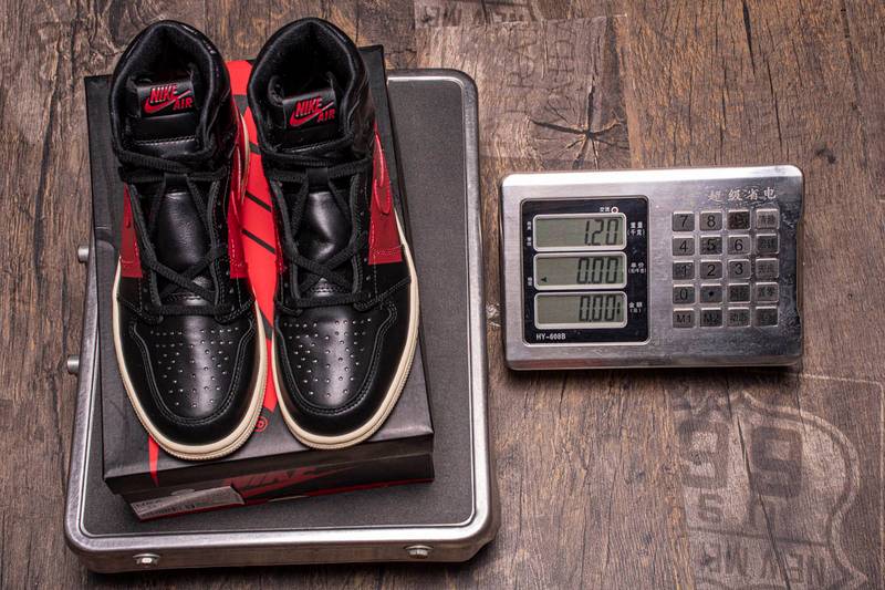 Air Jordan 1 Retro High OG Defiant Couture