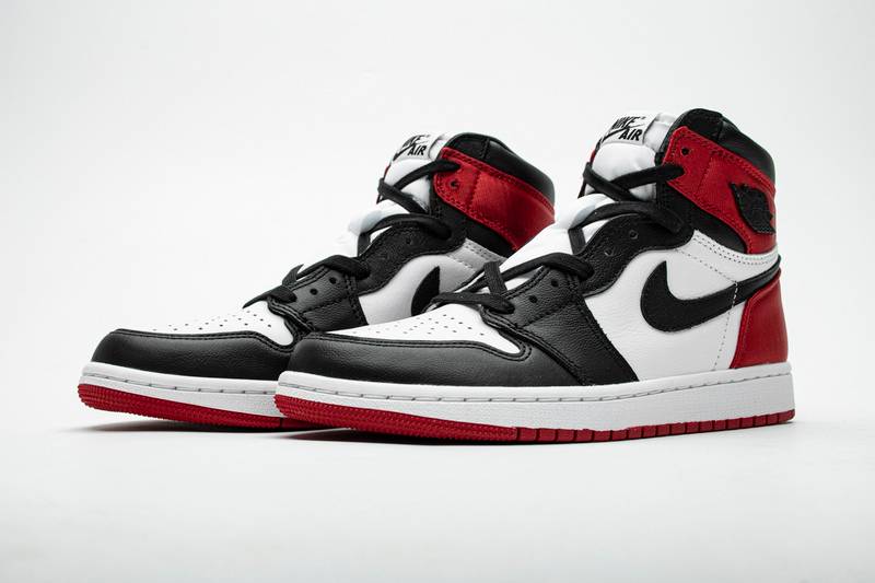 Air Jordan 1 Retro High OG Satin Black Toe
