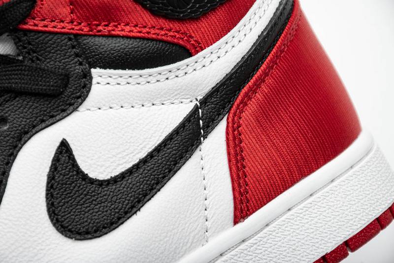 Air Jordan 1 Retro High OG Satin Black Toe