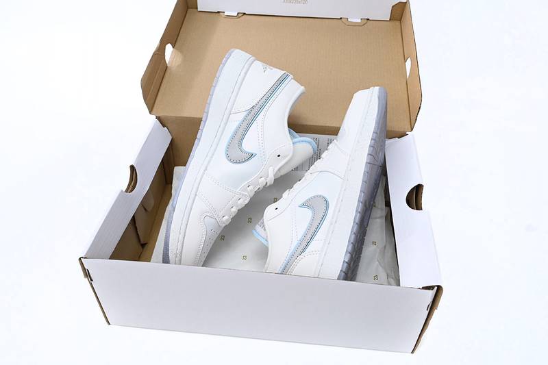 Air Jordan 1 Low SE Dare to Fly