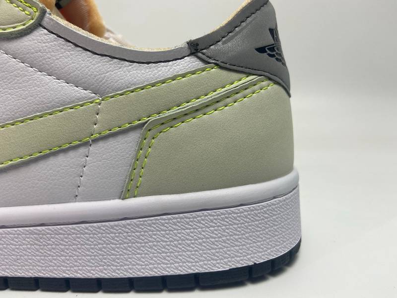 Air Jordan 1 Retro Low White Ghost Green Black ​