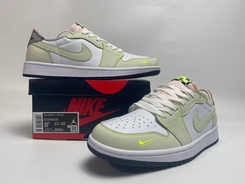 Air Jordan 1 Retro Low White Ghost Green Black ​