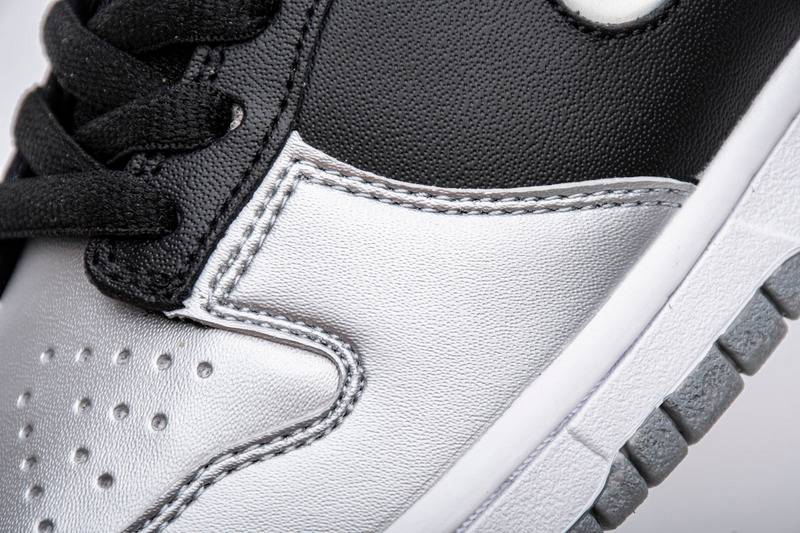 nike sb dunk low S*p*e metallic silver