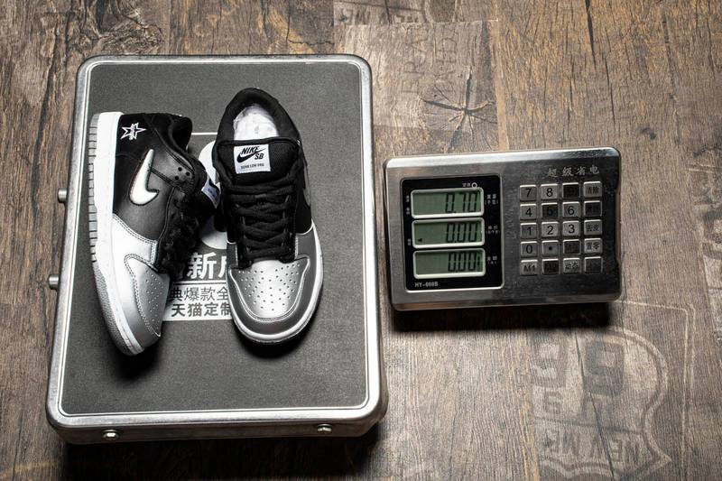 nike sb dunk low S*p*e metallic silver