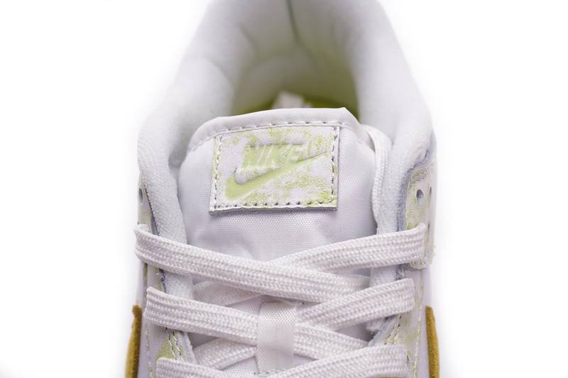 Nike SB Dunk Low Yellow Strike