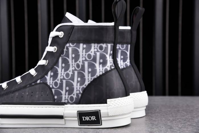 D10R B23 Oblique High Top Sneaker