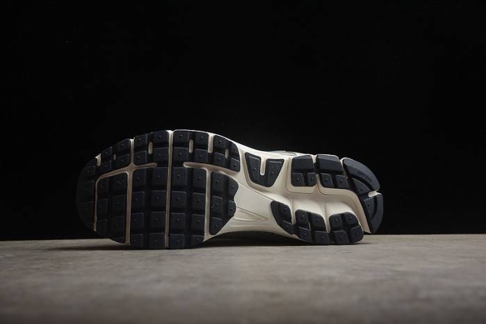 Nike Zoom Vomero 5 Photon Dust Metallic Silver (Women’s) FD0884-025