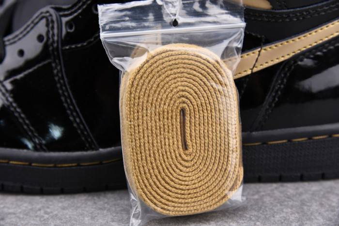 Air Jordan 1 Retro High Black Metallic Gold (2020) 555088-032